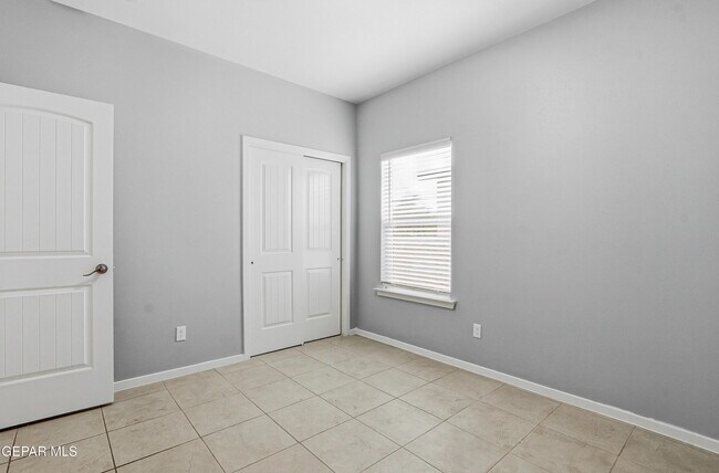 Building Photo - 11500 Summer Dr