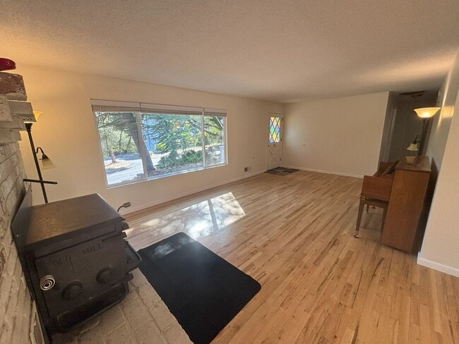 Building Photo - Stunning home in fabulous location!  They ...