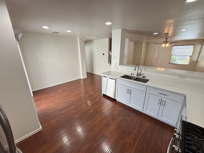 Building Photo - Beautiful 5Bed/2.5Bath/2Car home located near Seven Hills