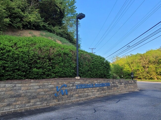 Building Photo - 2 Bedroom Condo - Greentree - Many Amenities!!