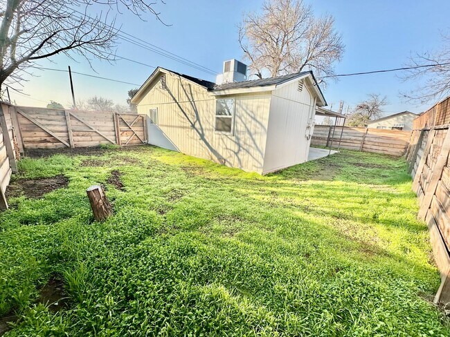Building Photo - Fully Remodeled 3/2 in Northwest Fresno