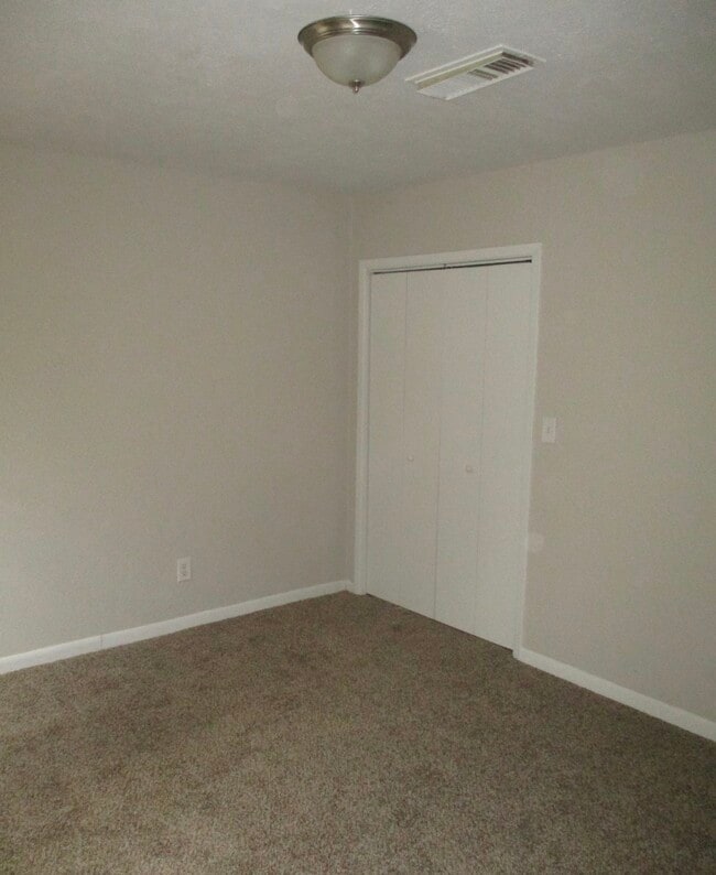 Building Photo - 8 Lanes End