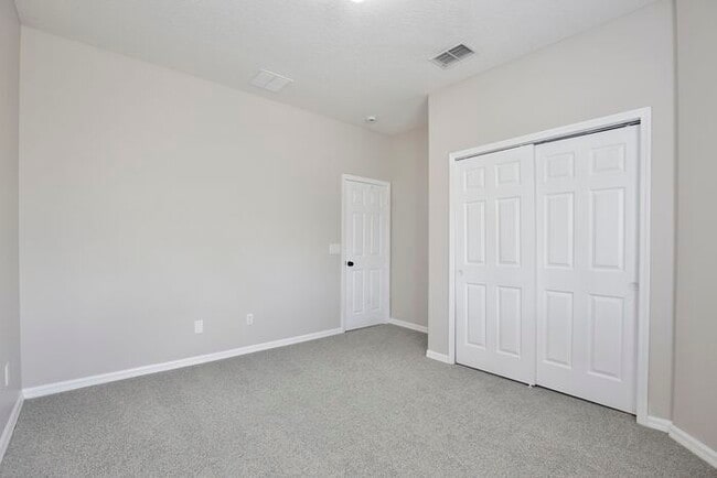 Building Photo - Gorgeous 4/2.5 Home with a 2 Car Garage Lo...