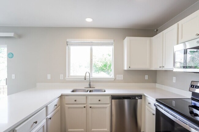 Building Photo - 8574 Bluegrass Cir