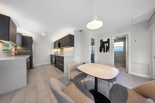 Building Photo - 707 NE 22nd Dr