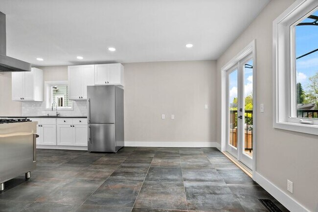 Building Photo - Gorgeous Remodeled West Seattle Craftsman w/ Air Conditioning