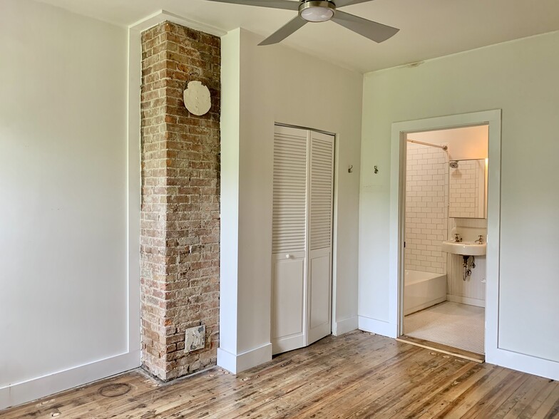 Bedroom w ensuite bathroom - 216 State St
