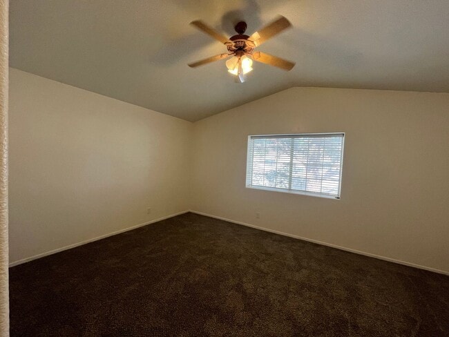 Building Photo - Fantastic 2 Bedroom Condo with Attached Garage