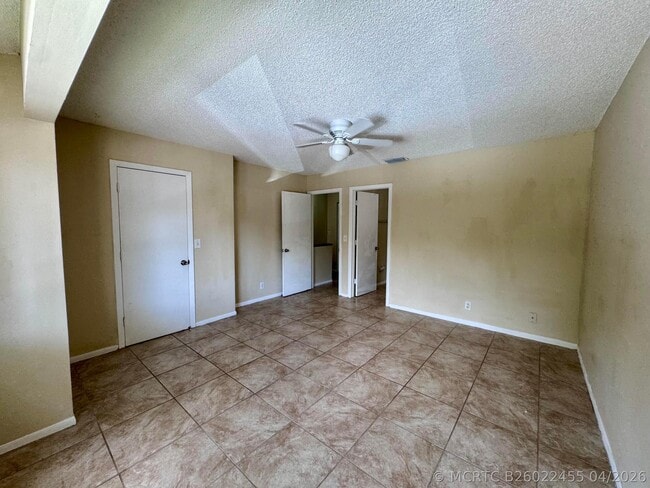 Building Photo - 704 Riverside Dr