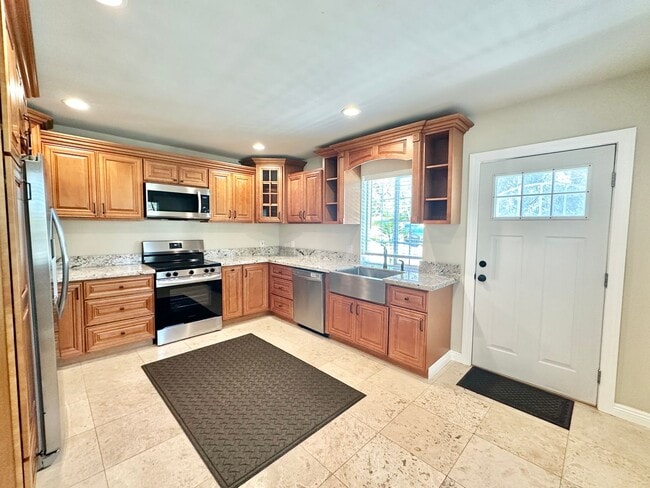 Building Photo - Stunning Top to Bottom, Inside & Out Remodel Job on this Rental Home, Minutes to Fallbrook or Bon...