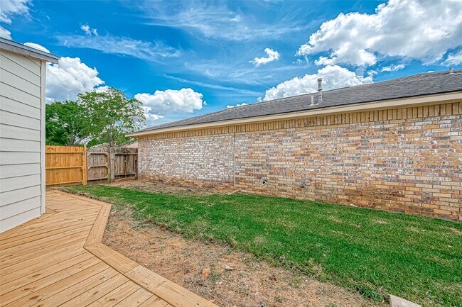 Building Photo - 16319 La Luna Dr
