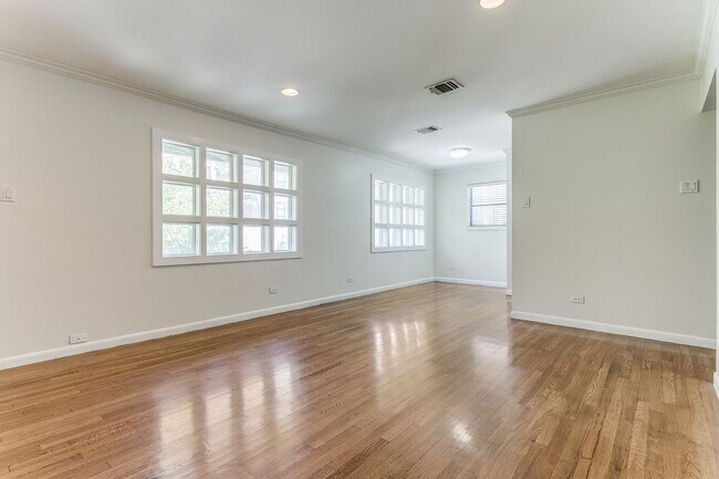 Building Photo - BOUTIQUE ALAMO HEIGHTS 1-BEDROOM APARTMENT
