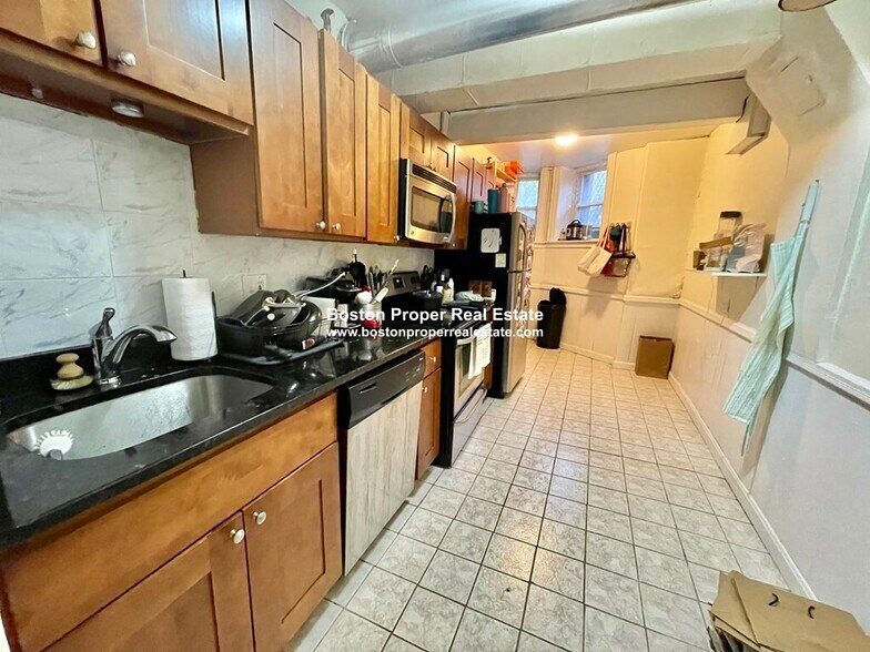 Building Photo - 337 Beacon St
