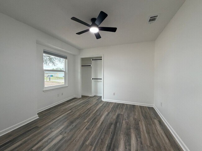 Building Photo - Renovated 4/2 in Beautiful Lago Vista Location
