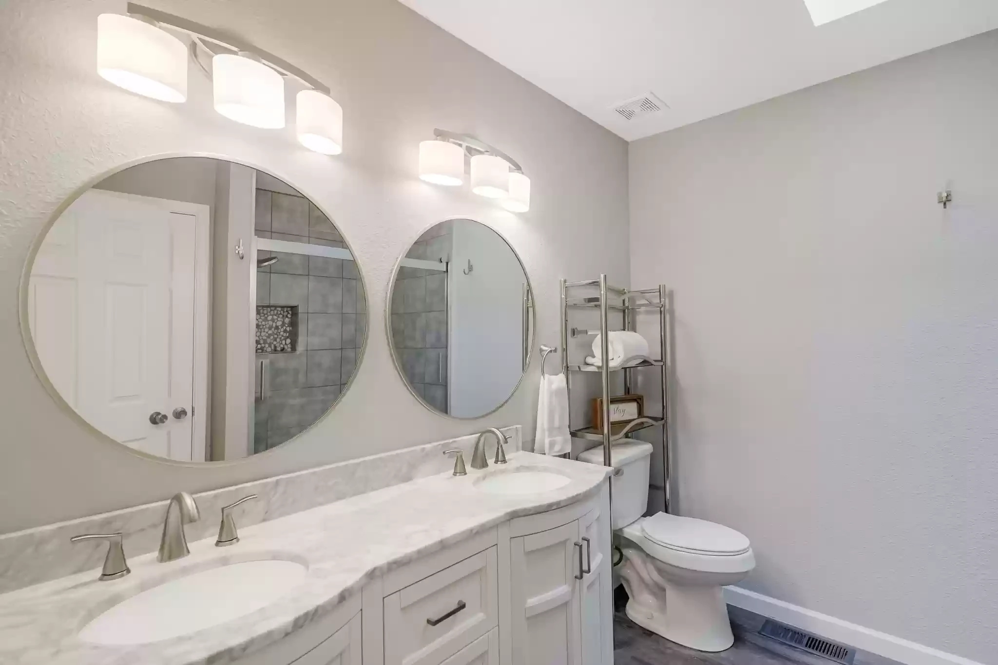 Full Bath - 4801 Irving Blvd NW