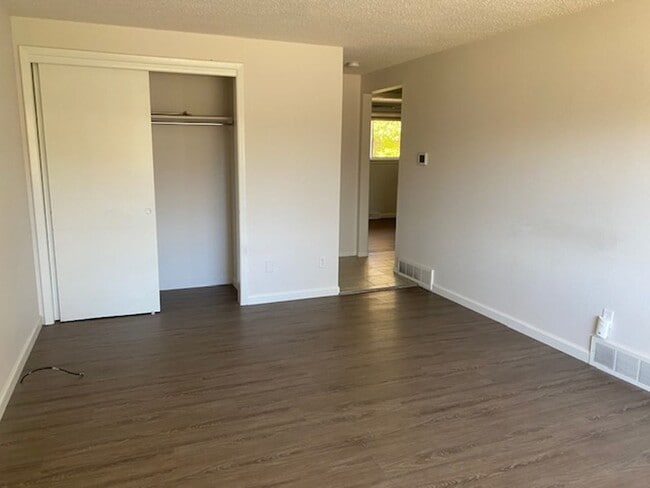 Building Photo - 1 Bedroom & 1 Bath Duplex