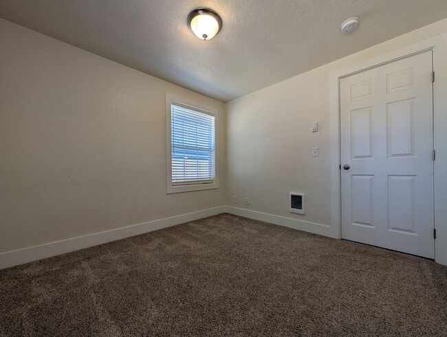 Building Photo - Beautiful 3 Bedroom, 2 Bath Home In The Ri...