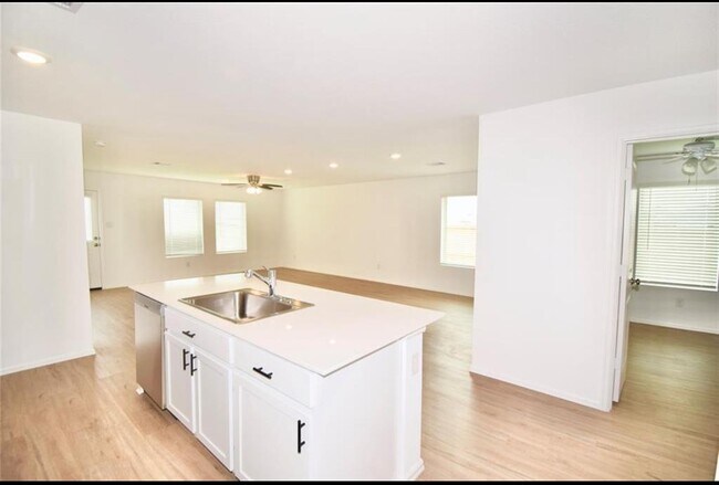 Building Photo - 702 Pleasant Pt Dr