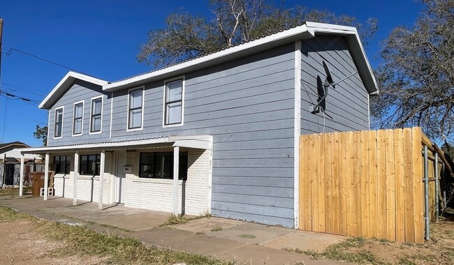 Building Photo - Built-Strong Big?Spring Residence – Durability Meets All-Season Comfort