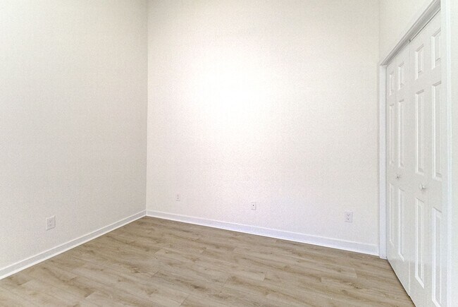 Building Photo - Lovely Town Home in Inland Greens