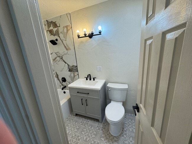 Building Photo - 4 Bed 2 Bath Home