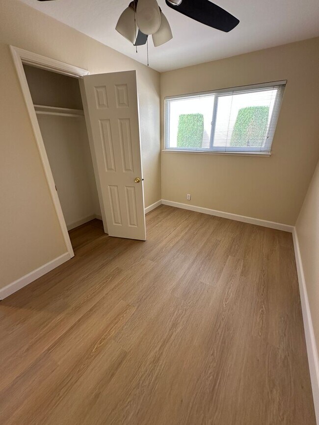 Building Photo - Single family 2 bedroom 1 bath, washer/dryer in unit