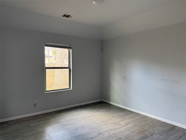 Building Photo - 4509 Larkspur St