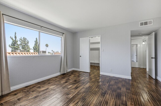 Building Photo - Bright & Spacious Top-Floor Condo in the Heart of Pasadena