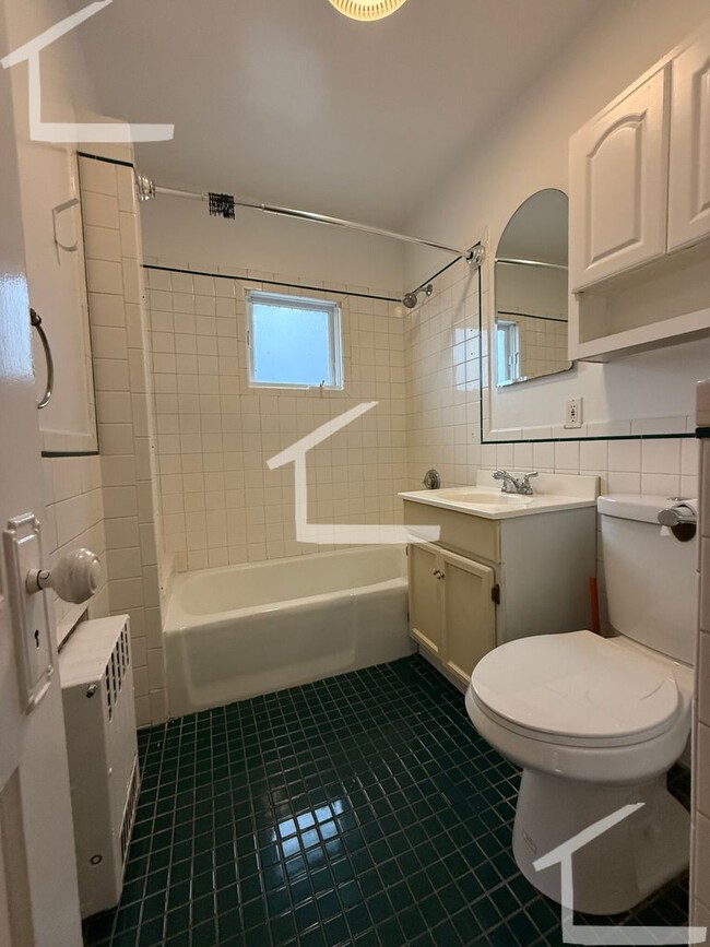 Building Photo - Updated 2 Bed Oak Square