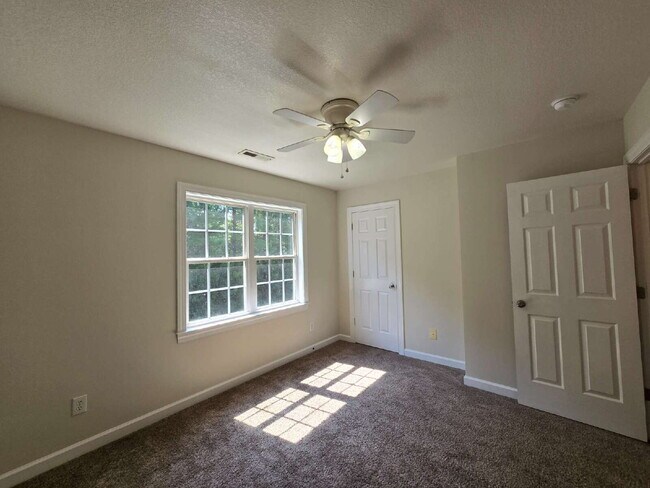 Building Photo - "Charming 2-Bed Townhouse Retreat on Streamwood Drive – Perfect Balance of Comfort and Convenience!"