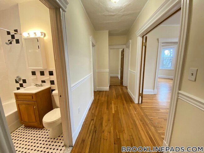 Building Photo - 352 Riverway