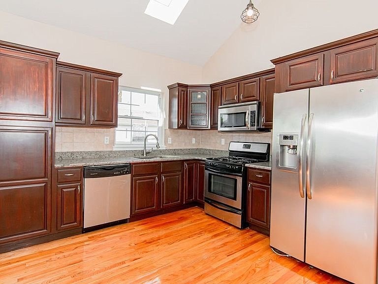Kitchen - 80 Roosevelt Ave