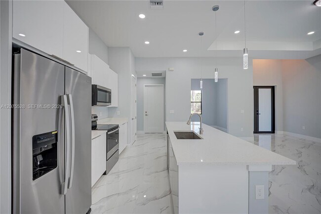 Building Photo - 872 Spaulding St E