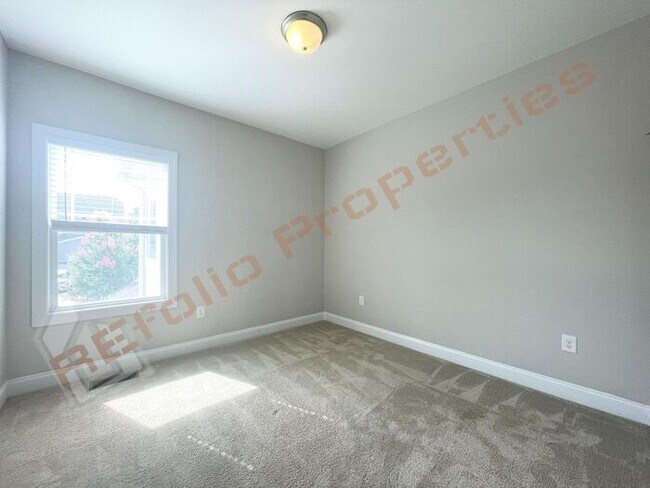 Building Photo - Lovely & Spacious 3 Bedroom, 2.5 Bathroom ...
