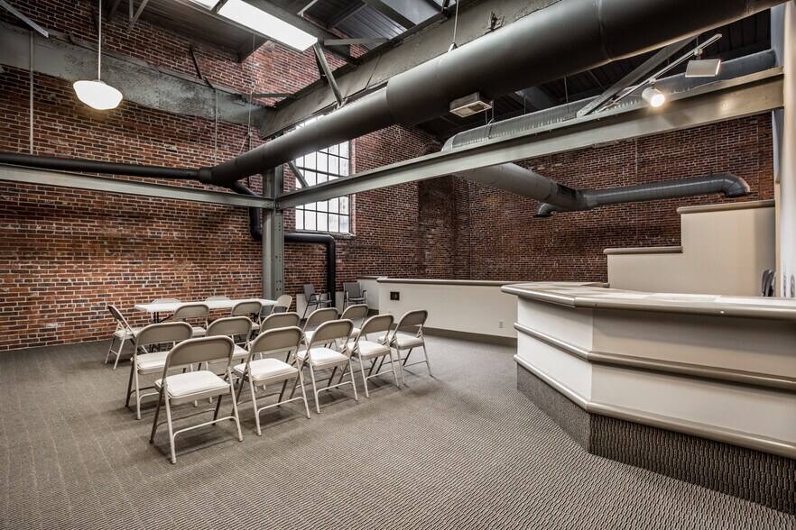 Building Photo - 611 N Park Ave
