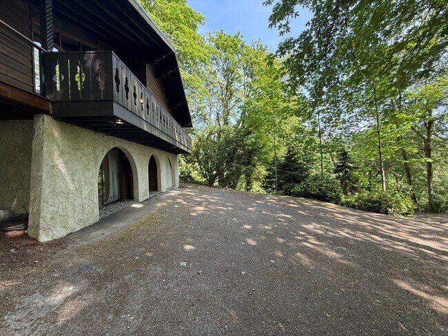 Building Photo - 3 Bed 2.5 Bath in the Heart of Bellevue