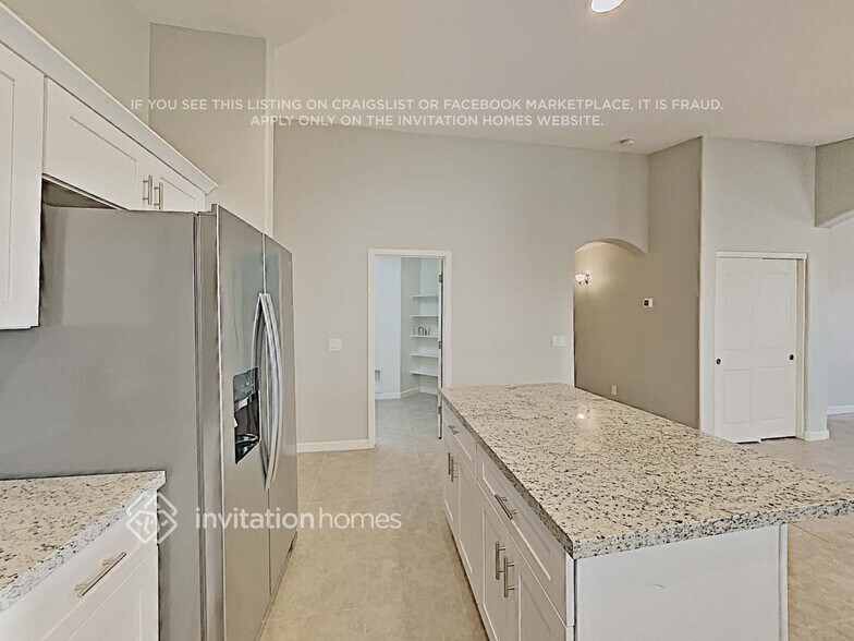 Building Photo - 21707 W Hess Ave