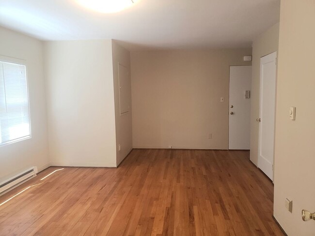 Building Photo - Classic Studio Apartment in The Heart of Sellwood