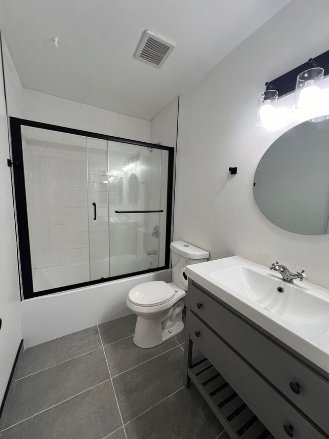 Building Photo - Central Huntington Beach 2 bed 1 bath