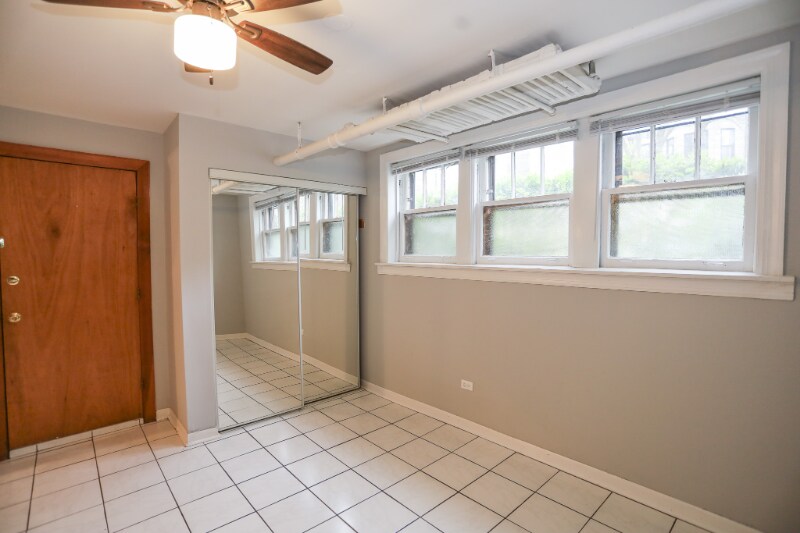 Building Photo - 1342 W Foster Ave