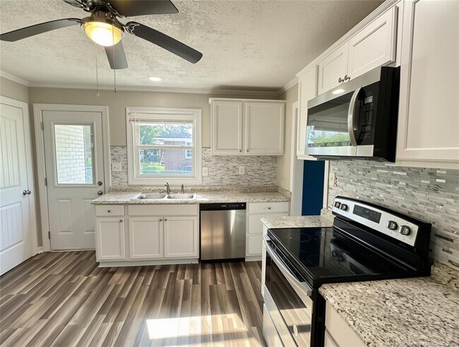 Building Photo - 3921 Village Dr