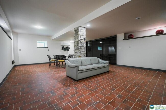 Building Photo - 335 Walnut Dr