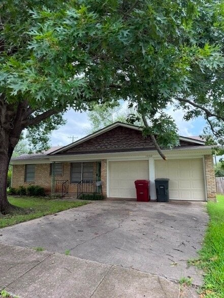 Building Photo - 1402 Hillcrest Dr