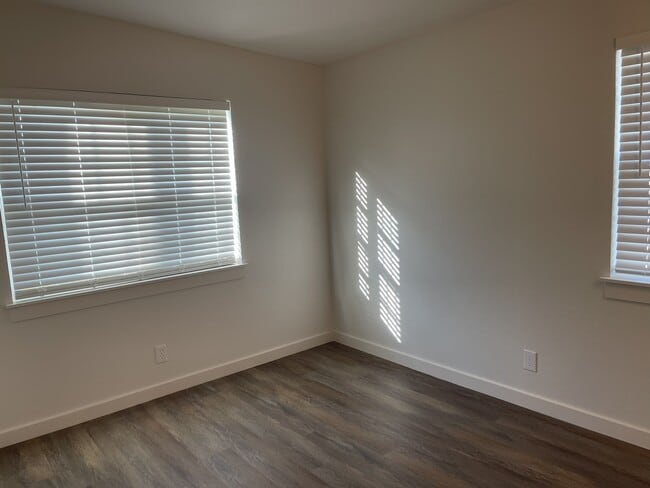 Building Photo - 1210 E Monroe Dr