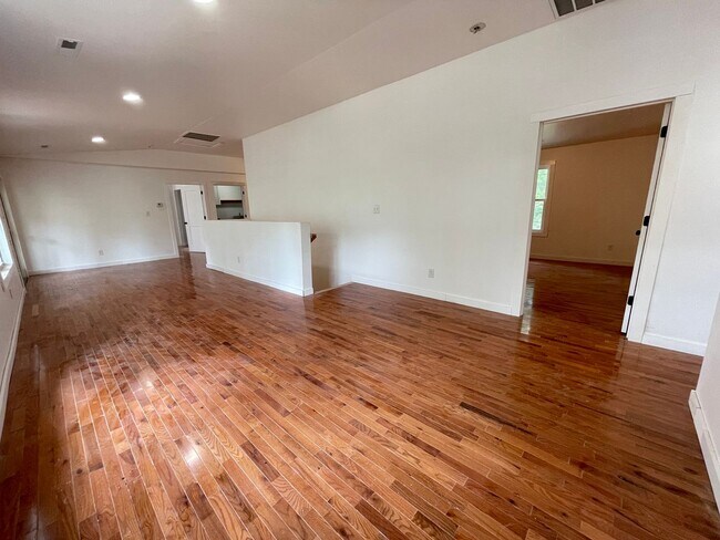 Building Photo - Big and Beautiful House with attached 1br ...