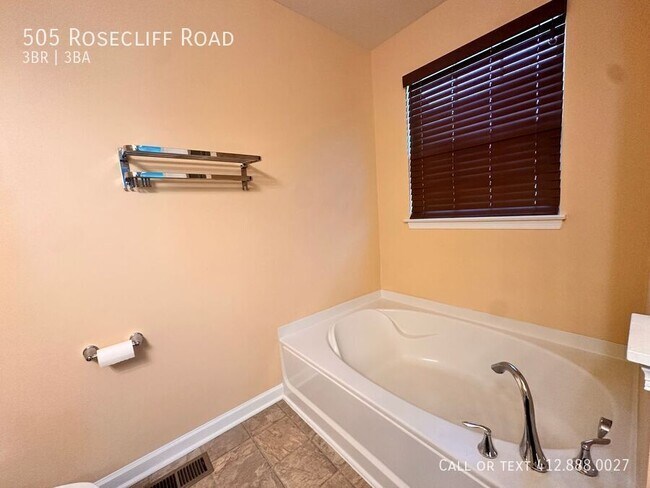 Building Photo - 505 Rosecliff Rd