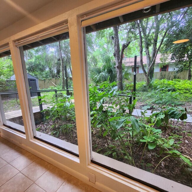 Building Photo - Single Family Home Close to UF!