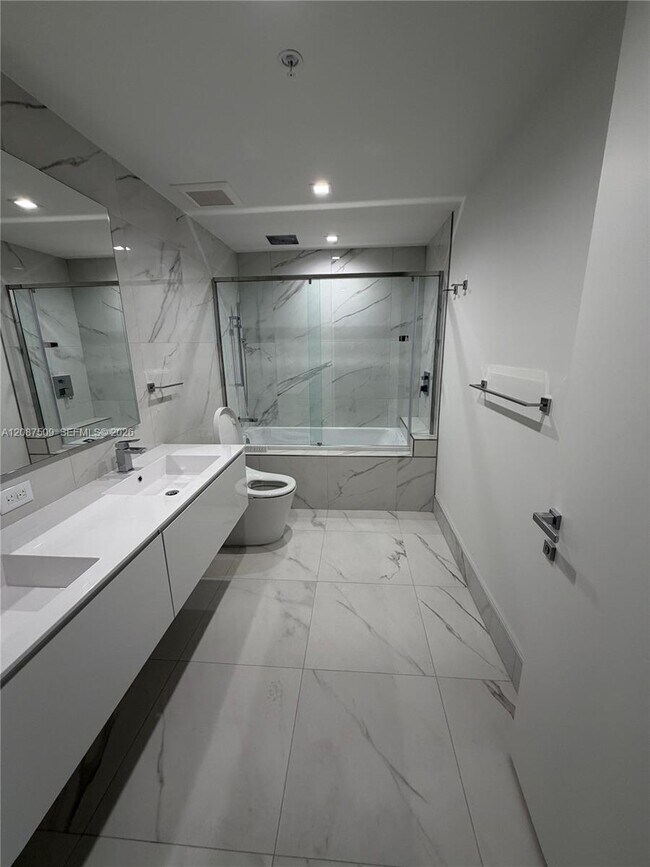 Building Photo - 1170 E Hallandale Beach Blvd