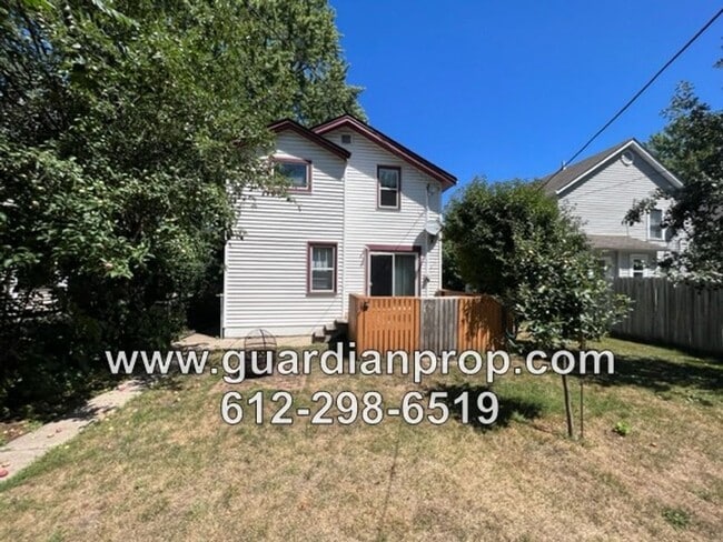 Building Photo - Merriam Park House Available Now, HW Floor...