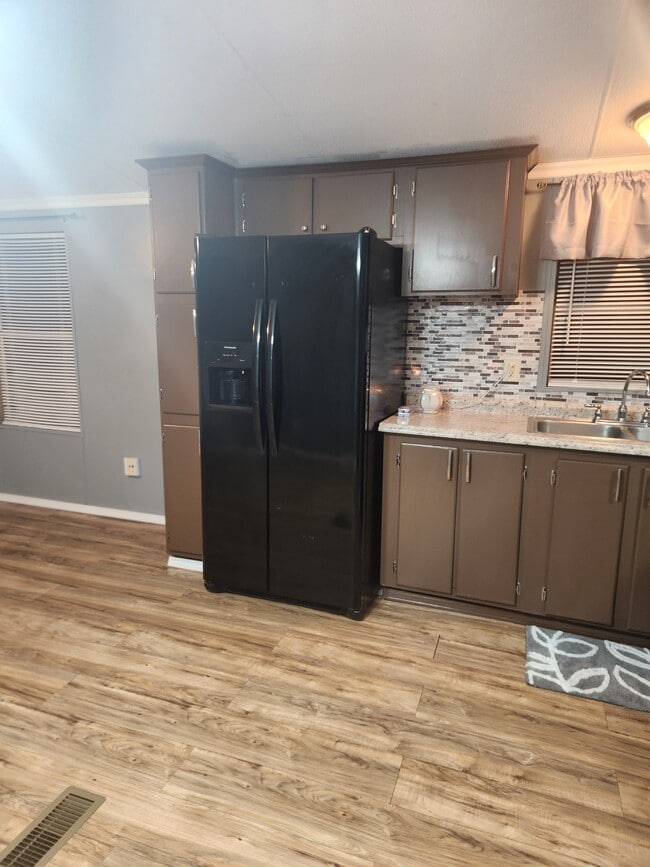 Building Photo - 7310 Pineview Dr